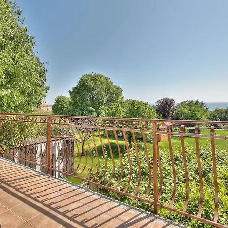 Charmantes Nur 200 Meter Zum Mit Meerblick Und Grill * Zambratija (Istria)